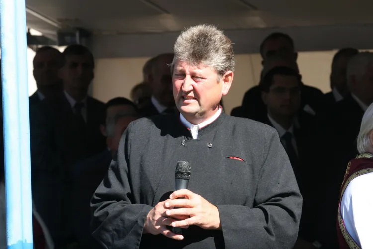 Mesaj catre credinciosii din Someseni: "Nu mai aduceti coroane, ci bani la inmormantare" VEZI AFISUL