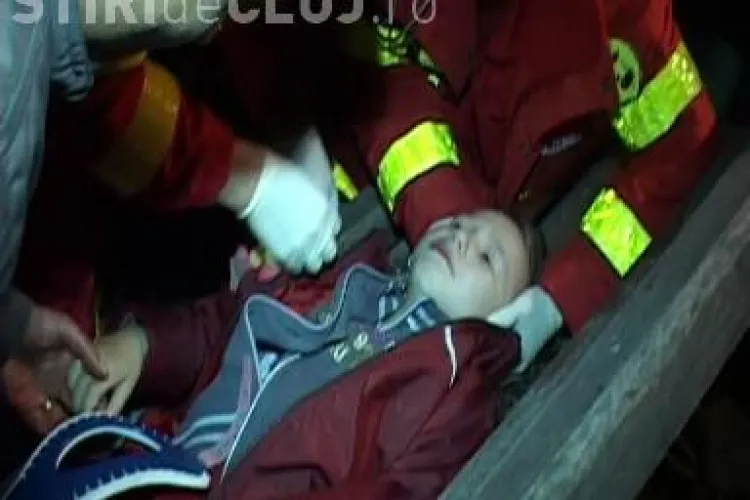 O cruce din cimitirul Manastur a cazut peste o fetita de patru ani. Micuta este in stare grava VIDEO IMAGINI SOCANTE