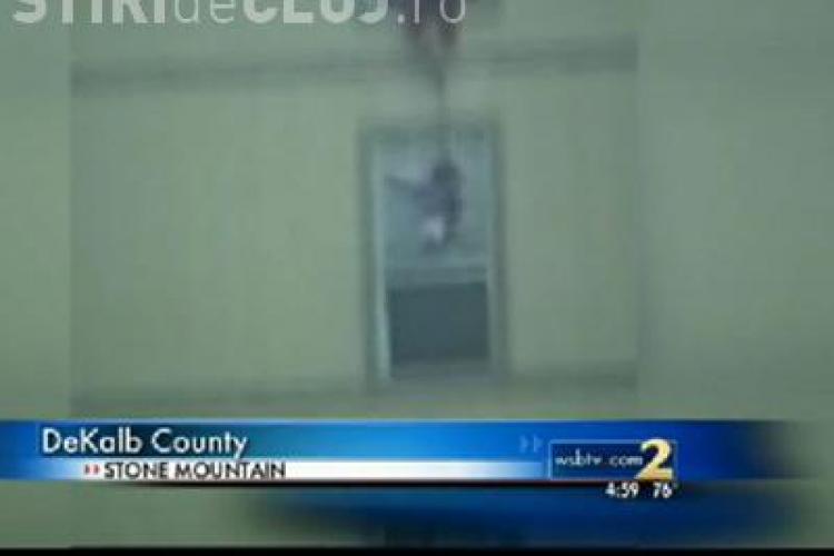 O femeie si-a aruncat copiii pe geam pentru a-i salva dintr-un incendiu VIDEO