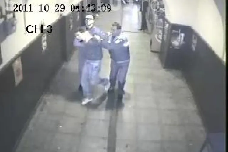 Studentul batut de politisti a iesit din Janis Stuf nevatamat, cu catuse la mana VIDEO CAMERE DE SUPRAVEGHERE