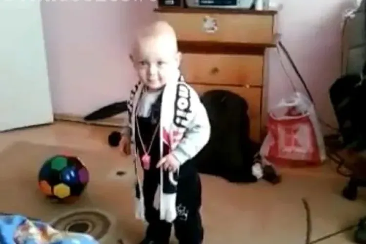 Cel mai tanar fan U Cluj are 1 an! Vezi cum ii sta cu fularul la gat VIDEO