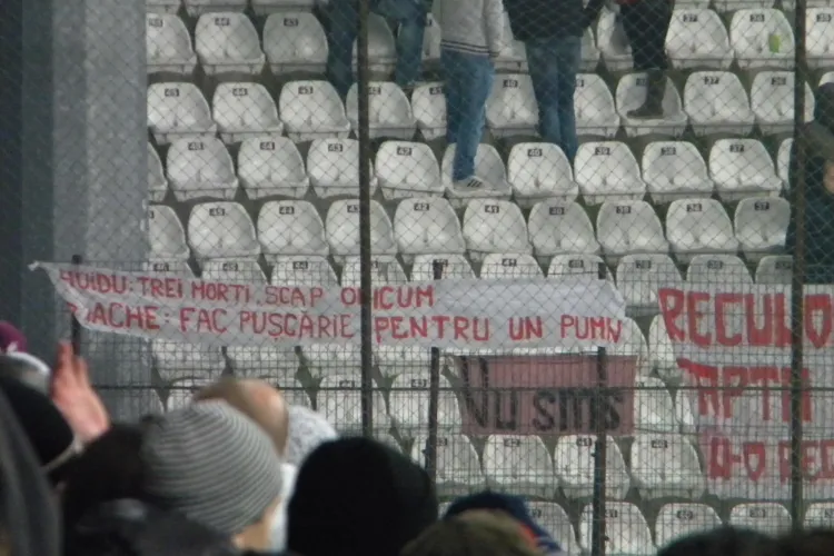 Suporterii Dinamo: "Huidu: 3 morti. Scapa oricium! Enache face puscarie pentru un pumn" FOTO