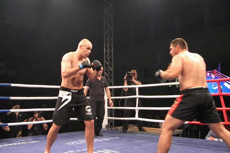 Stefan Iulian Gheba, invins de mai tanarul Benjamin Brinsa la gala MMA de la Cluj VIDEO