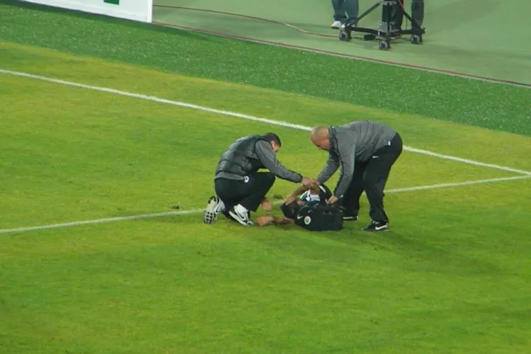 Ambulanta a intrat pe teren pe Cluj Arena dupa Constantin Grecu. Jucatorul a iesit pe propriile picioare VIDEO 