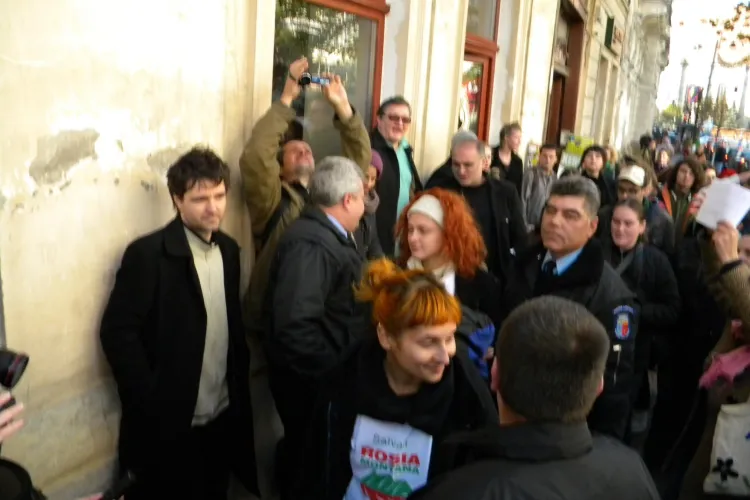 Ecologistii care au ocupat "Conti"  nu au fost gasiti vinovati de nimic pana acum , pentru ca proprietarul fostului hotel nu a depus plangere