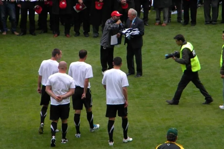 Tricourile lui Niculescu si Sisi, cele mai licitate