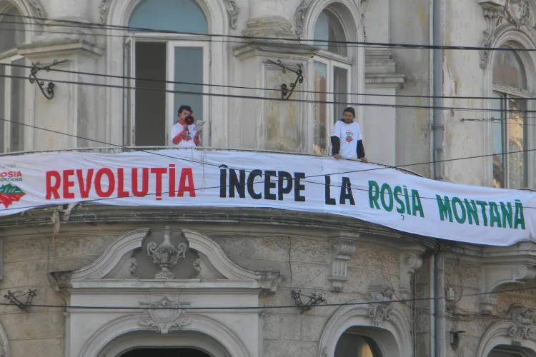 Activistii Rosia Montana picheteaza sediul TVR Cluj, de pe strada Donath, de la ora 18.00