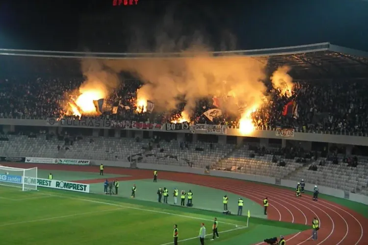U Cluj, amendat de LPF pentru tortele aprinse de suporteri la meciul cu Dinamo