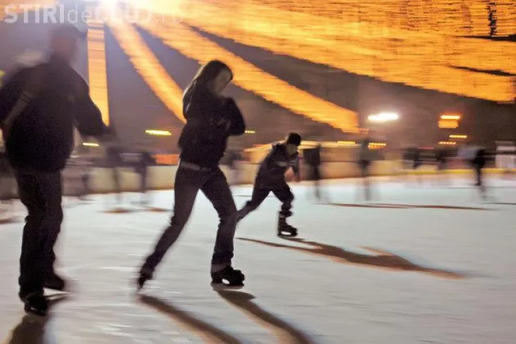 Patinoarul mobil din Piata Unirii este cel mai mare din tara, are 1.000 de metri patrati