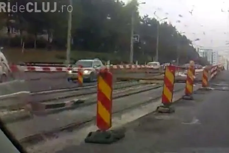 Muncitorii de la linia de tramvai asfalteaza si pe ploaie in Manastur VIDEO