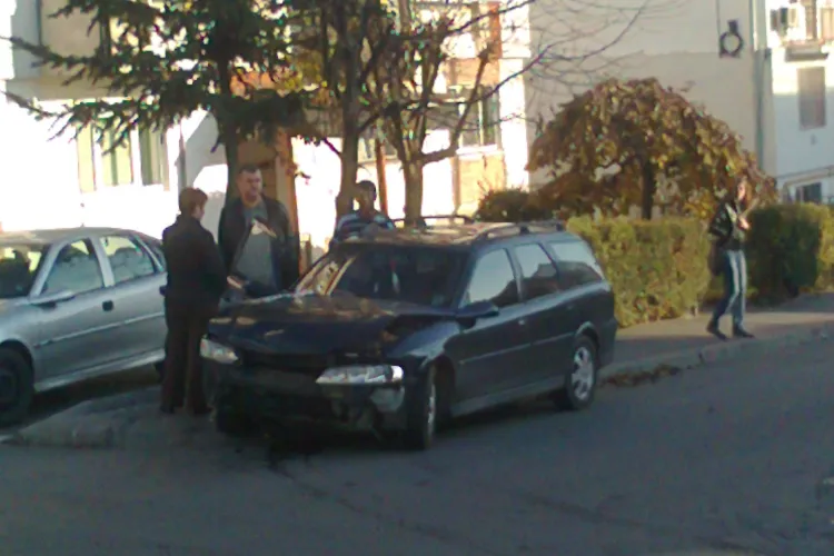 Accident pe strada Siretului cu doua masini implicate STIREA CITITORULUI