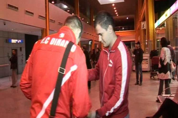 Dinamo a ajuns la Cluj! Liderul a fost asteptat numai de doi suporteri la aeroport VIDEO