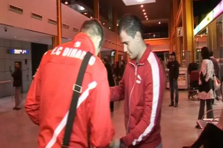 Dinamo a ajuns la Cluj! Liderul a fost asteptat numai de doi suporteri la aeroport VIDEO