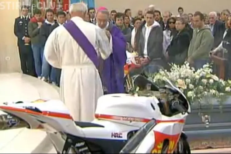 Marco Simoncelli, inmormantat. Mii de oameni l-au condus pe ultimul drum VIDEO