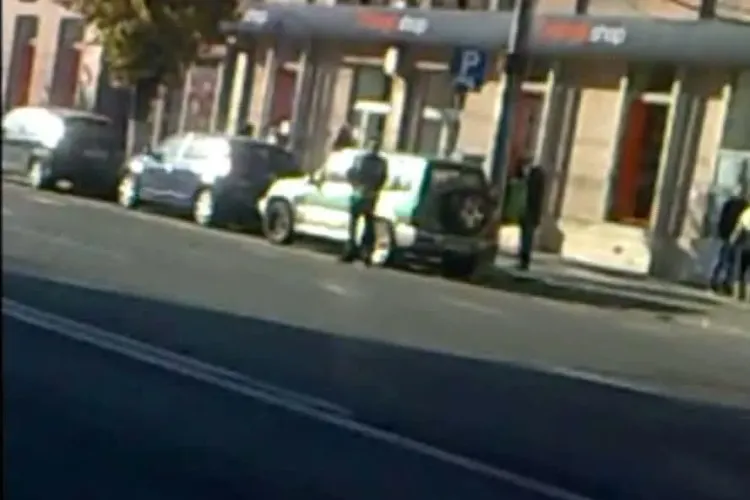 Tupeu de sofer: A virat  interzis in fata Prefecturii Cluj si s-a ascuns in parcare de frica unui politist VIDEO si FOTO