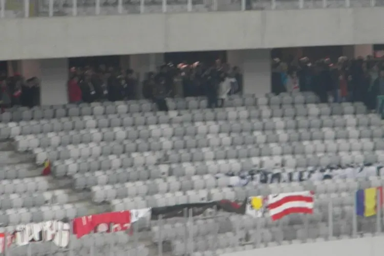 Protest al galeriile Dinamo si U Cluj! Suporterii au protestat impotriva lui Dumitru Dragomir VIDEO