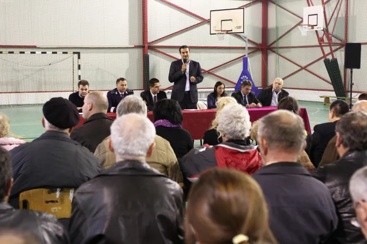 Ce i-au spus primarului Sorin Apostu locuitorii din Manastur: "E prea cald in case!" FOTO