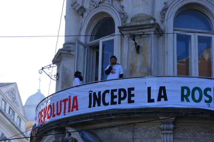 Trotuarul din fata Conti, ocupat luni seara de protestatarii Rosia Montana