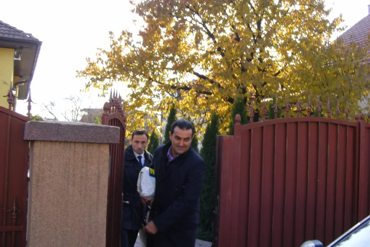 Sorin Apostu a parasit casa insotit de un ofiter DNA. Procurorii perchezitioneaza biroul primarului VIDEO EXCLUSIV