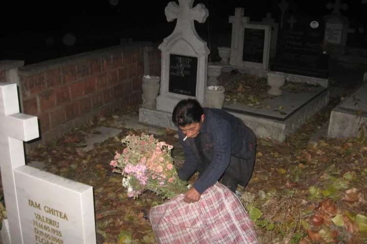 Prinsa in timp ce fura flori din Cimitirul Manastur FOTO