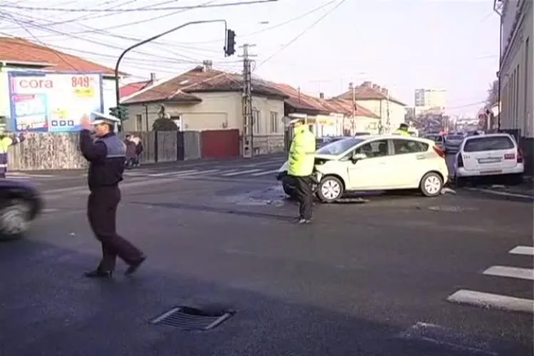 Accident pe strada Paris! Un taximetru a fost spulberat de o soferita si trei persoane sunt ranite VIDEO si FOTO
