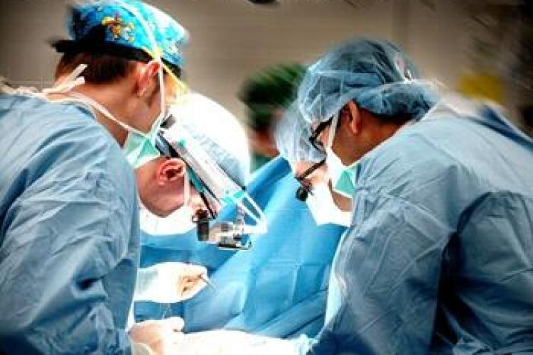 Un chirurg japonez face o operatie endoscopica in premiera la Cluj VIDEO