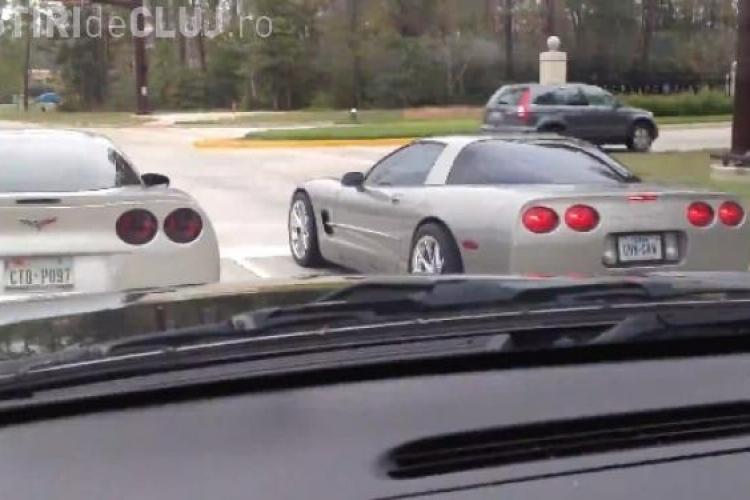 Cum se fac praf doi bolizi marca Corvette, in timpul unei "liniute" VIDEO
