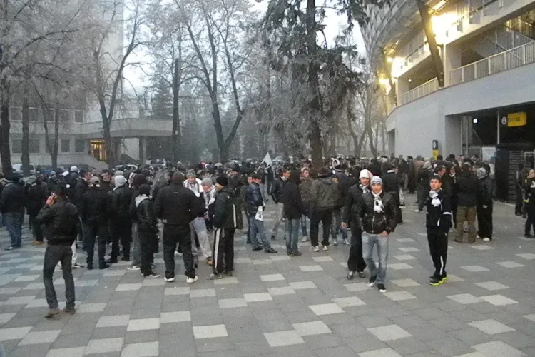 Suporterii U Cluj au facut spectacol in drum spre Gruia VIDEO