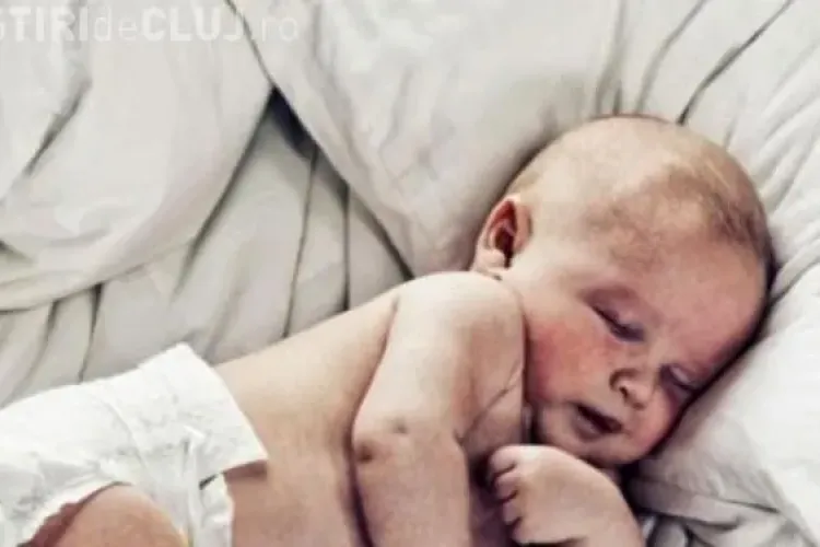 Campanie socanta! De ce au pozat bebelusi care dorm cu cutite uriase sub perna