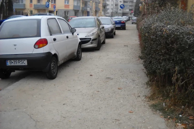 Trotuar spart pe Fabricii de Zahar. Locuitorii se plang ca trebuie sa mearga pe strada FOTO