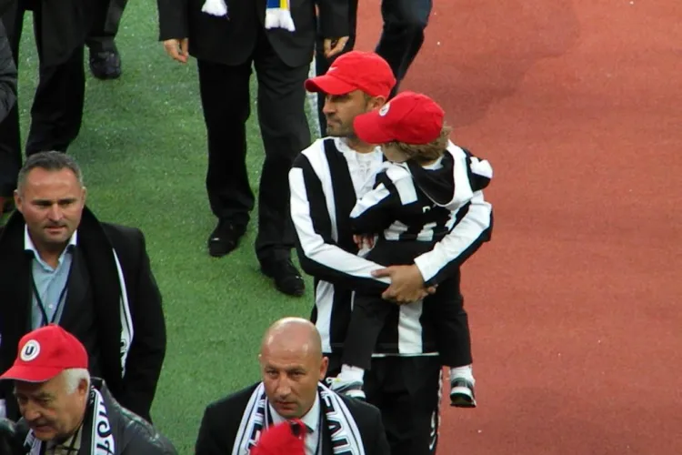 Tricourile de epoca ale U Cluj au fost inmanate celor care au licitat cel mai mult! Cine sunt castigatorii