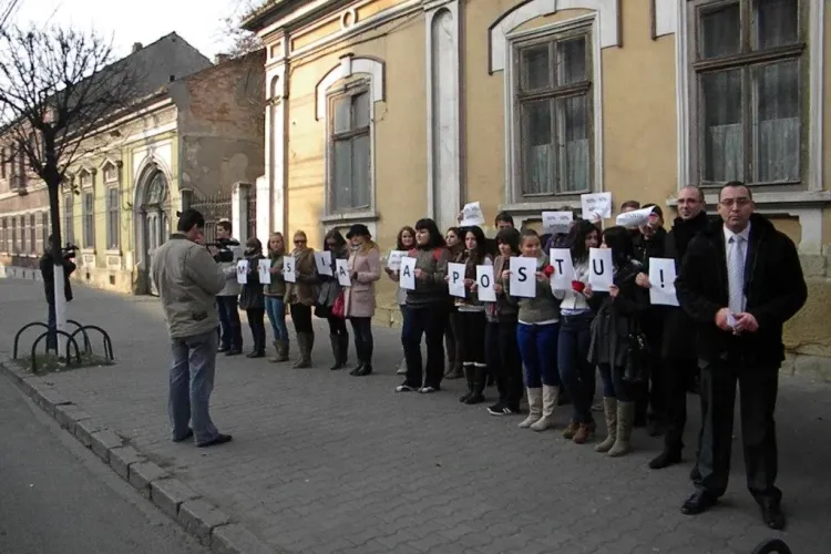 Tinerii PSD Cluj au cerut "Demisia Apostu!", in fata Primariei Cluj-Napoca VIDEO si FOTO