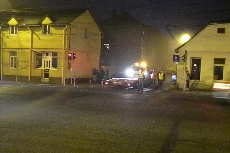 Audi A8, lovit de un autobuz pe Bulevardul 21 Decembrie 1989! Masina a intrat, pe interzis, pe strada Pitesti