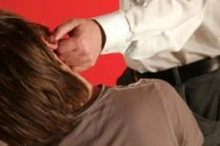 Profesorii care isi urecheaza elevii risca amenzi de 2.500 de lei