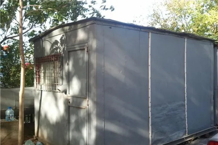 Prins in flagrant in timp ce fura o baraca metalica de pe strada Lombului