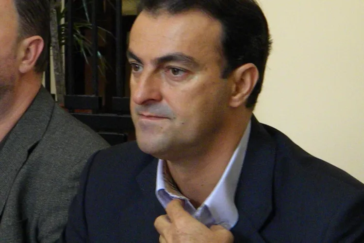 Primarul Sorin Apostu folosea 17 telefoane mobile si schimba cartelele! Vezi unde se intalnea cu oamenii de afaceri