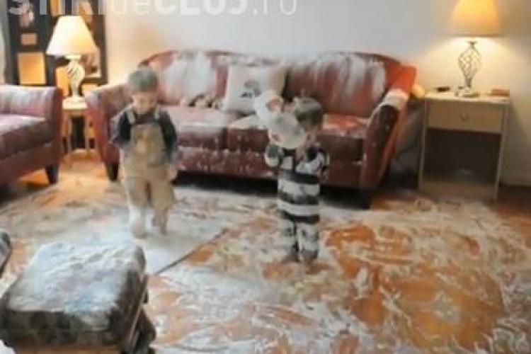 Cum arata o casa dupa ce doi copii au pus mana pe o punga de faina - VIDEO