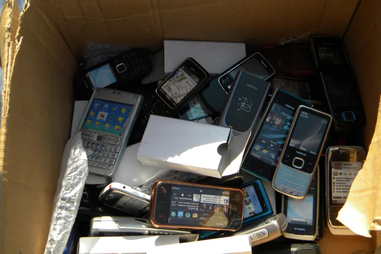 Telefoane contrafacute din China, cautate de politisti in 9 magazine din Cluj 