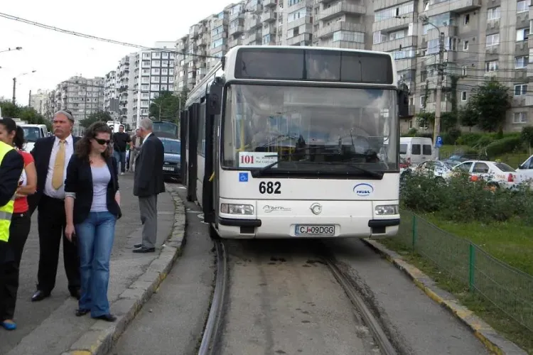 Se toarna ultimul strat de asfalt la linia de tramvai de pe strada Primaverii! Troleibuzele inlocuite vineri cu autobuze