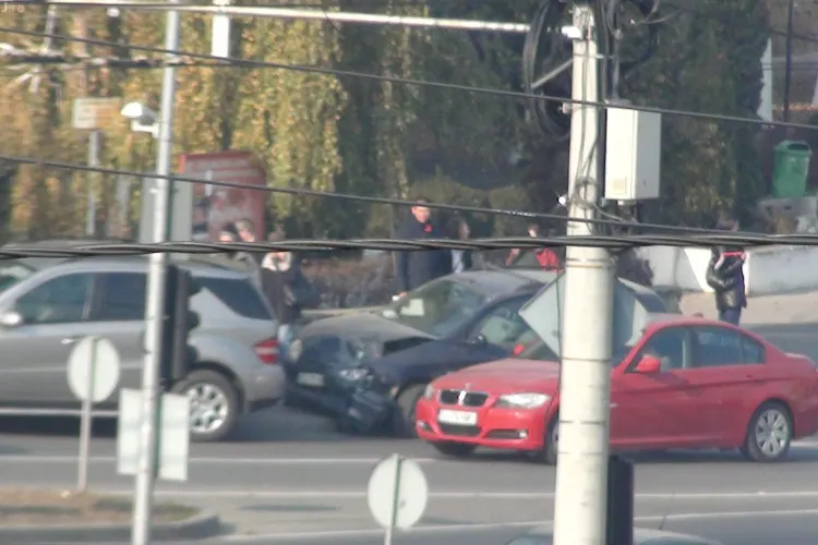 Accident  in Piata Baba Novac! Un sofer s-a urcat pe trotuar FOTO 
