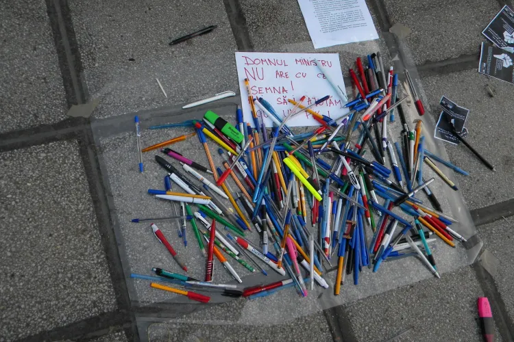 Protest studentesc in Piata Lucian Blaga! Tinerii au strans sute de pixuri pentru ministrul Educatiei, Daniel Funeriu VIDEO si FOTO