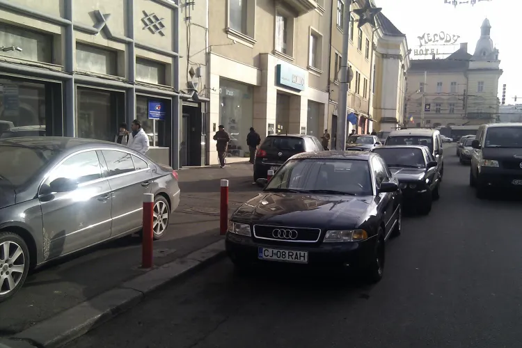 Cum blocheaza smecherii strada Regele Ferdinand! Masini cu avaria pornita pe trotuar si pe o banda de mers