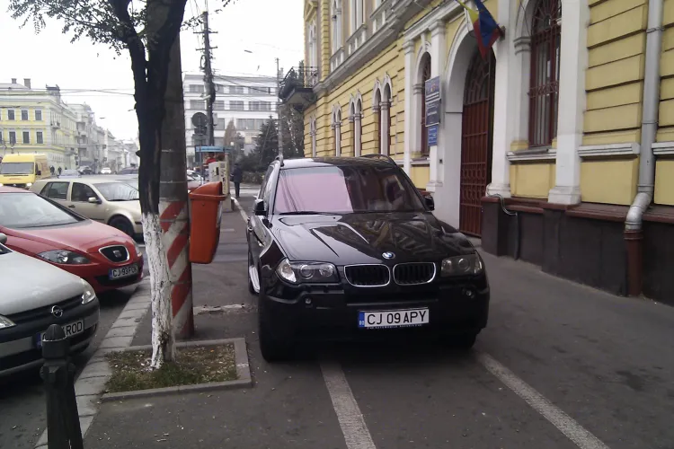 Smecher cu BMW, a parcat pe trotuar in fata Finantelor Publice! Soferii nu se mai tem ca le va fi ridicata masina VIDEO si FOTO