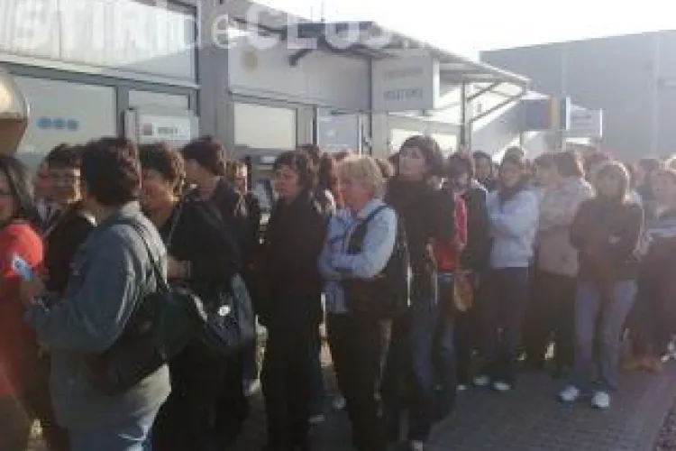 Protest spontan la Nokia! Un muncitor a fost dat afara, acuzat de furt. Oamenii au intrerupt lucrul EXCLUSIV