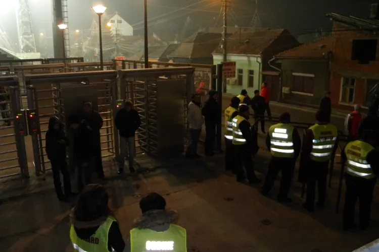 Suporterii U Cluj, cautati pana la piele de jandarmi si fortele de securitate din Gruia VIDEO