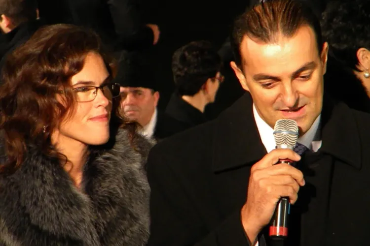 Monica Apostu ar fi primit de la firma Kiat haine si pantofi, iar primarul Apostu un bilet de avion