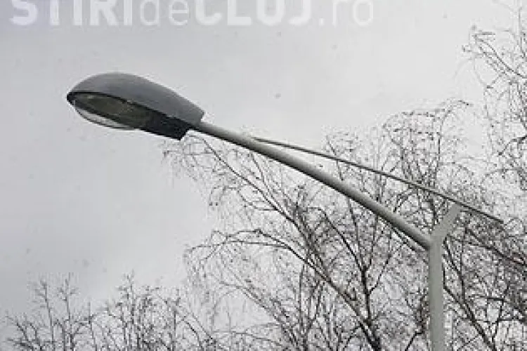 Strada Slatina, "scufundata" in bezna! Locatarii se tem ca le vor fi sparte locuintele