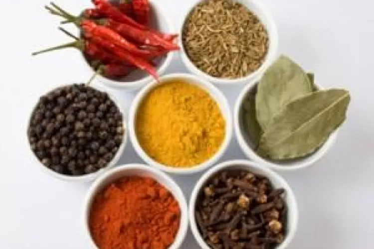 Condimente ambalate la Jucu, cu data de expirare "umflata" din pix