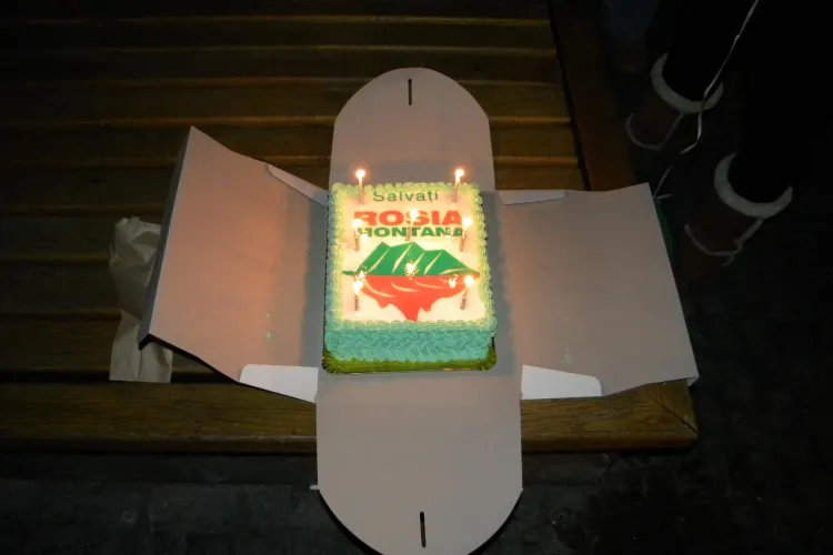 Ocupati Piata Unirii cu tort si baloane! Protest aniversar al activistilor Rosia Montana FOTO si VIDEO