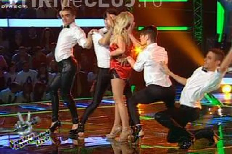 Cristina Vasiu a cantat la Vocea Romaniei cu barbati pe tocuri! VIDEO